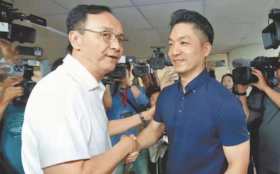 朱立伦又在自嗨了。采取什么“爱国者行动”，要蓝营执政的县市形成联防，成立什么“中