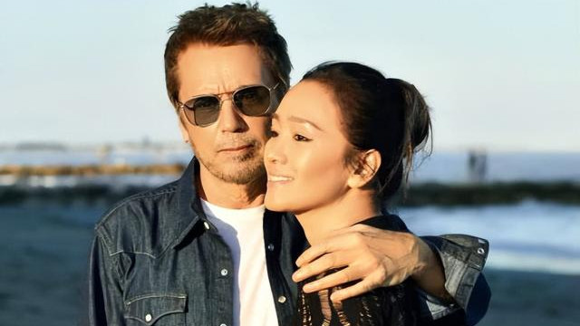 网友在机场偶遇巩俐，生图里，59岁的她确实有了岁月痕迹