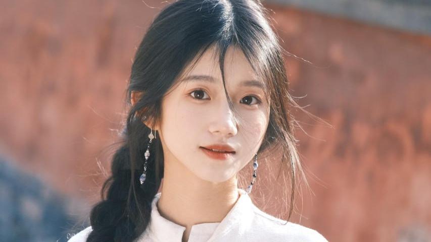 红墙绿瓦前，一位充满了东方古典韵味的美女