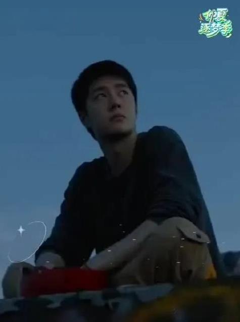 高考倒计时！#王一博陈烁演我高考前状态# 直接冲上热搜，青春热血感拉满！搭配#一
