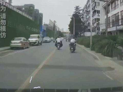 恶人还需恶人磨，好人还真制不了他啊！越滴他越慢，再滴他停车，反正就是不会让，最后