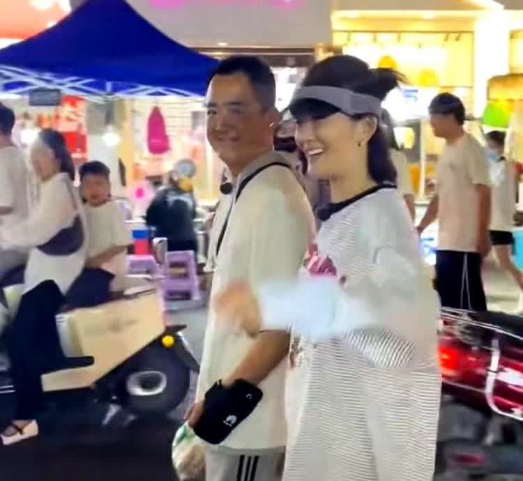 张杰！快看看看，这是你老婆吗？她怎么挽着别的男人的胳膊逛街呢？

本来以为是