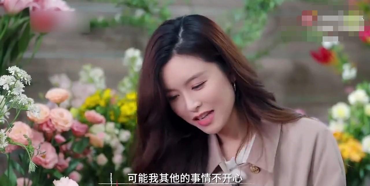 刘嘉玲问文咏珊：“你老公平时送不送花给你？”
文咏珊一边在包花，一边说：“就是节