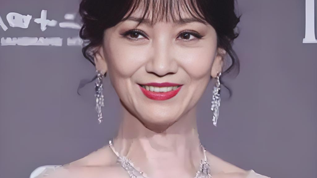 被嘲'装嫩'却获千万点赞？71岁赵雅芝的细高跟踩碎了什么