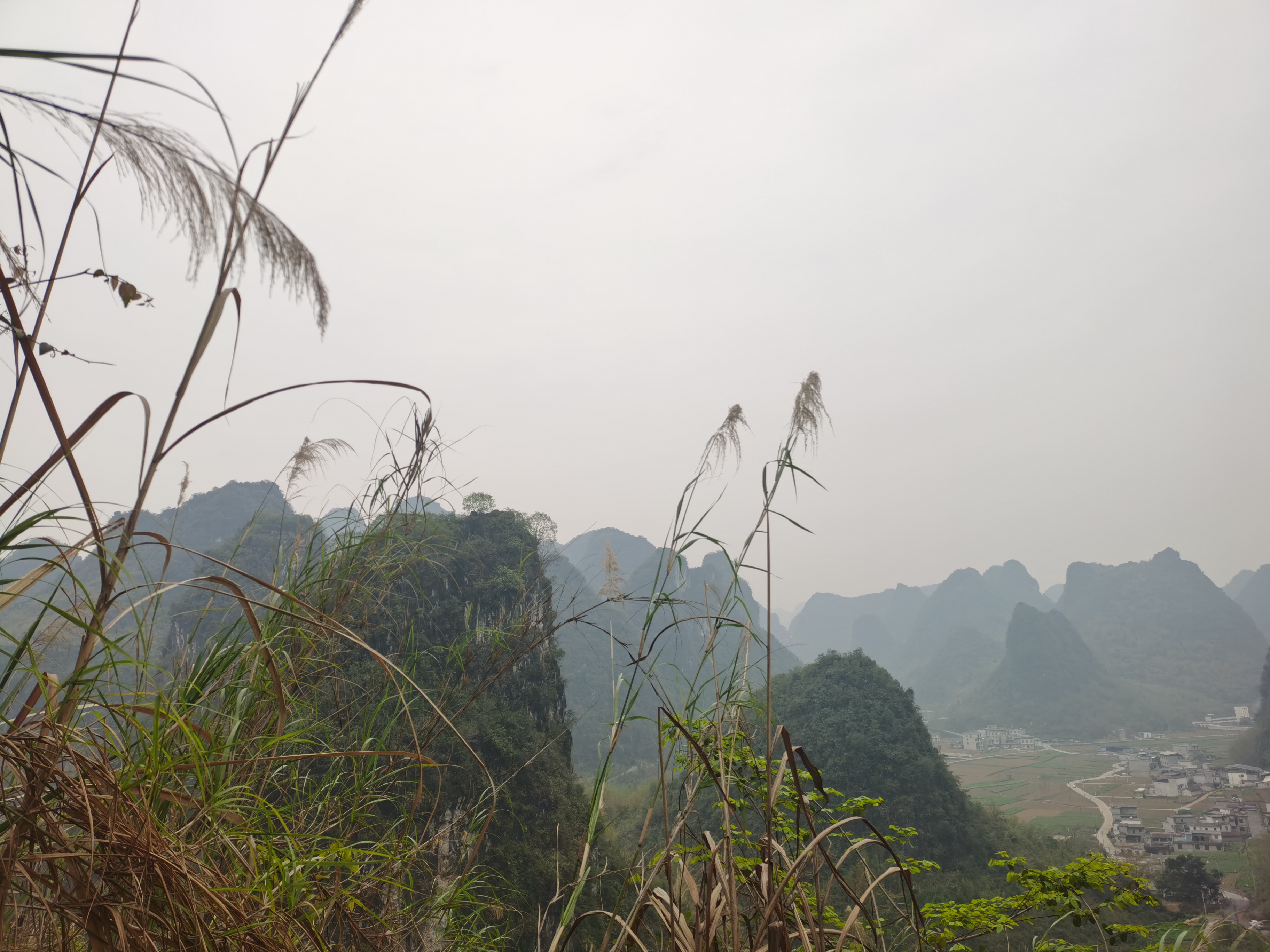 【2025阴宅风水3大忌】
❶不修东北（防煞冲祖）
❷不动东南（保家宅平安）
❸