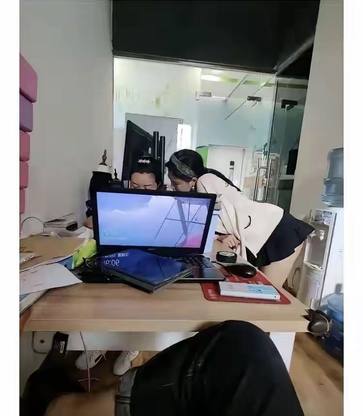 她俩嘀嘀咕咕一下午，搅的我啥也没干成[黑线][黑线]