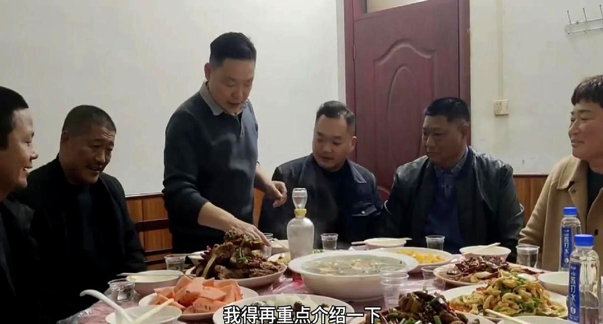 网红连杰庆典行为引发争议
