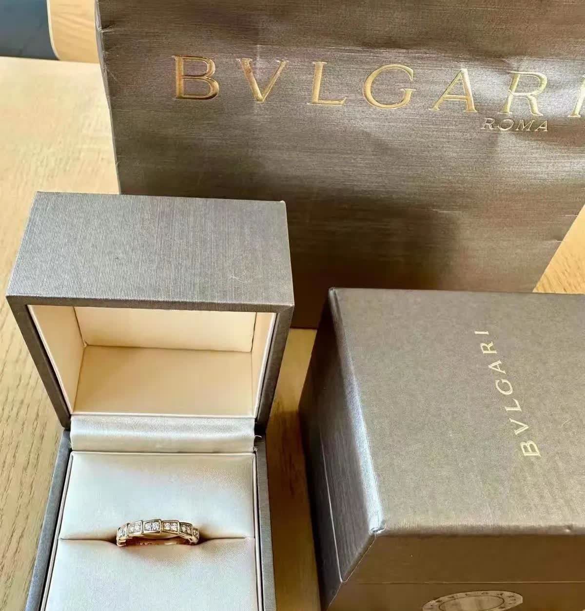 深圳，新婚女子晚上把6万元全钻婚戒，放酒店床头柜，次日，到机场才发现戒指没戴，问