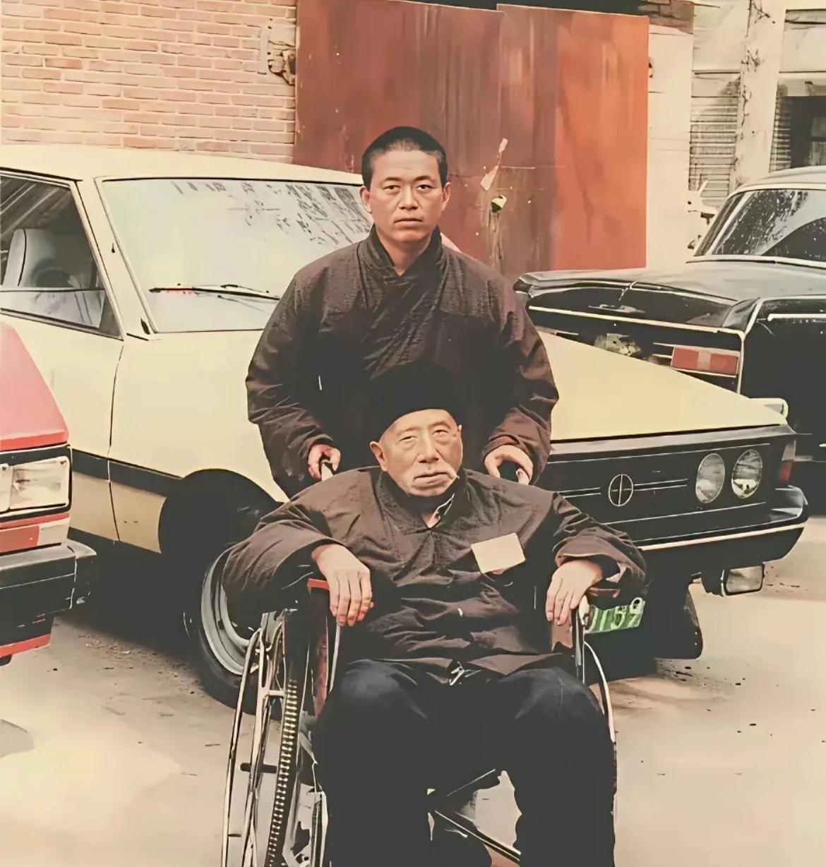 释永信年轻时候的照片，后面是什么车呀？
#少林寺释永信# #释永信# #释永杰#