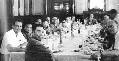 1950年，周恩来听取中国福利基金会工作汇报的老照片。当时新中国成立初期，百废待