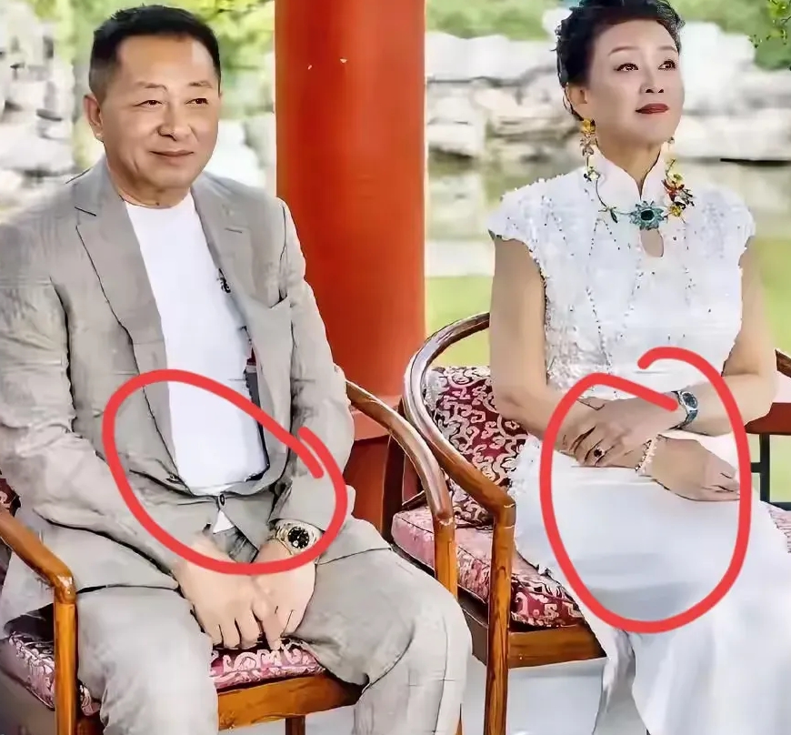 汪小菲爸妈的合影，能感受到菲妈气场强大，一看就是女强人，菲爸看着很平易近人，菲爸