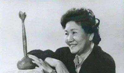 2000年，赵丽蓉穿好寿衣，立好遗嘱，人生最后的时刻，她说:“我很痛苦，没有什么
