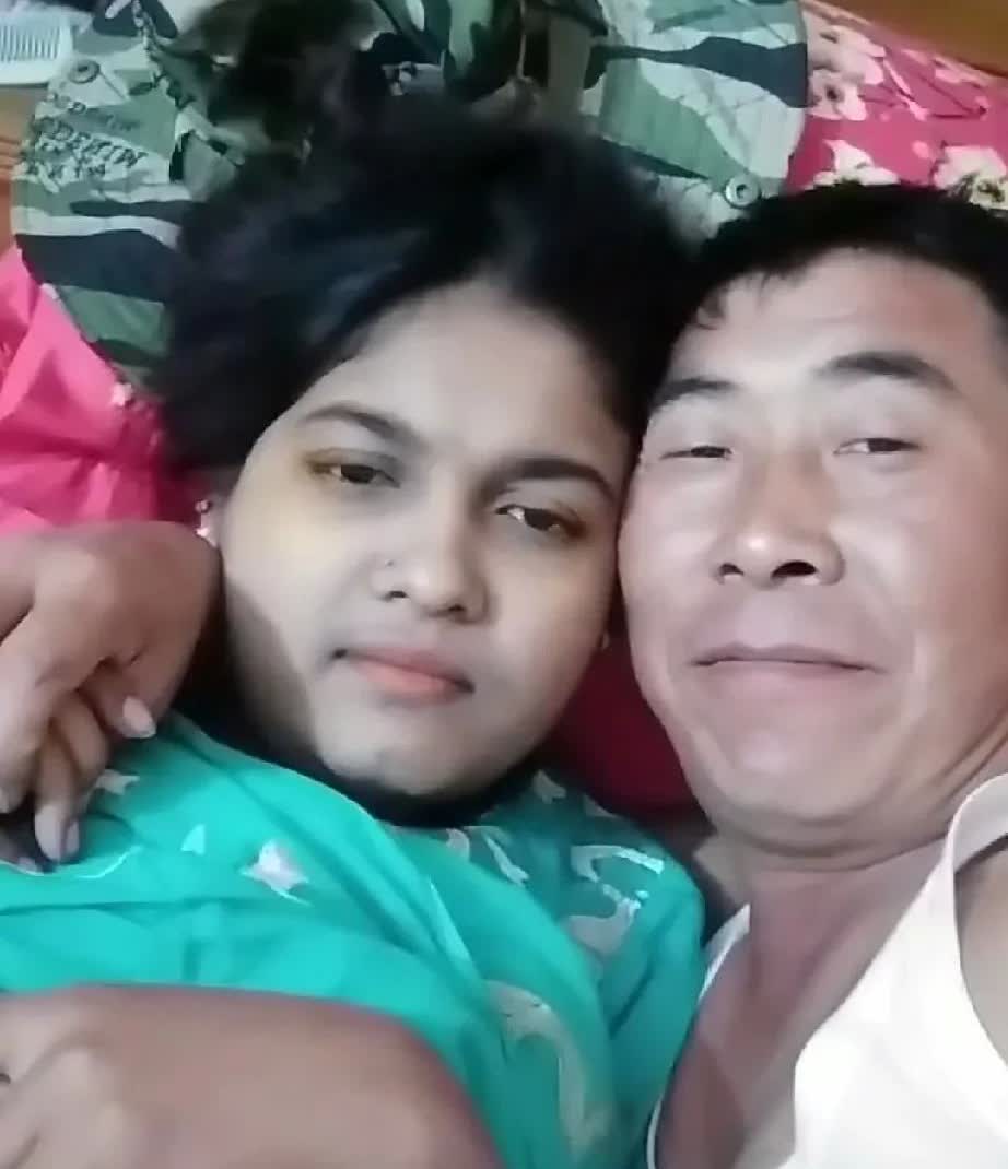 四五十岁大龄剩男出国找老婆，在看看这一对夫妻多幸福啊！
男子中国的看上去应该有
