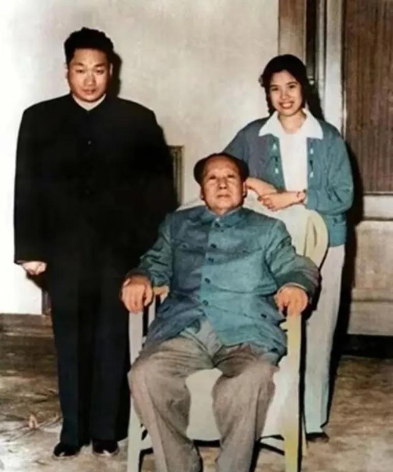 毛主席和孩子们的合影，邵华与毛岸青结婚前，就经常见到毛主席。
毛主席的两双儿媳妇