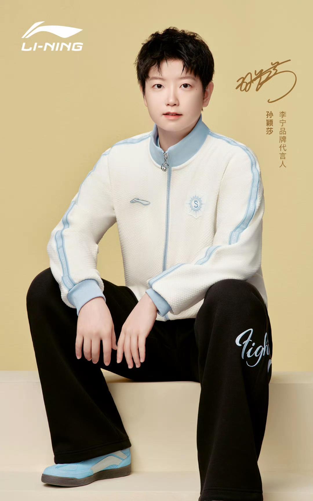 孙颖莎上身李宁最新款秋季运动服拍摄现场。
这次李宁有精心为运动员打理发型。
大家