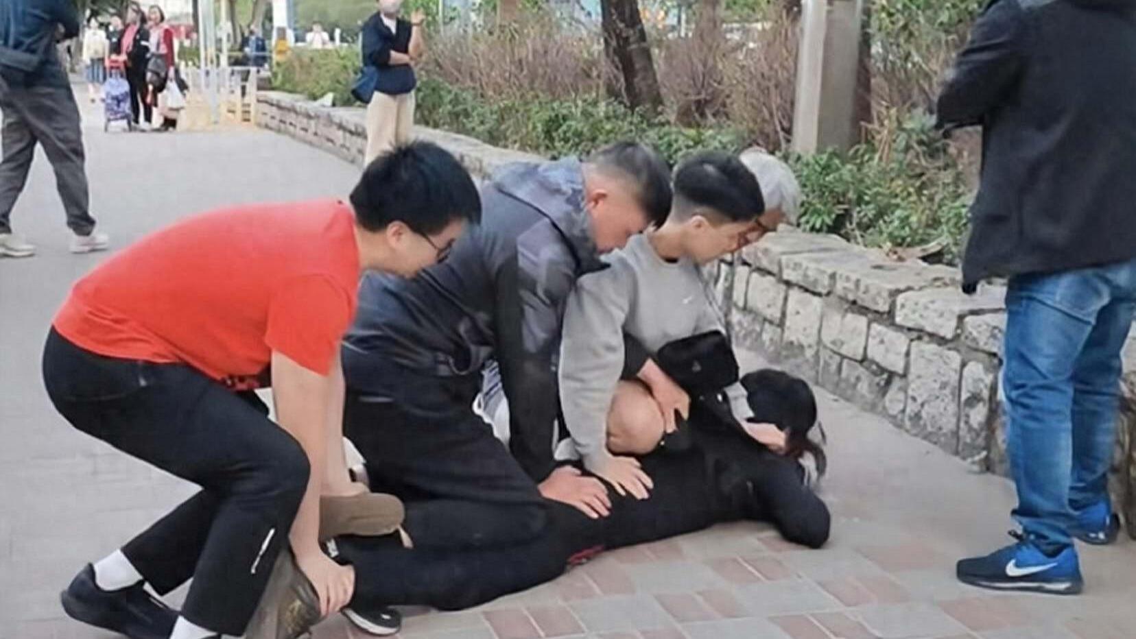 昔日乐坛才子周永恒因违规使用电动车在香港街头被捕，如今靠送外卖维生