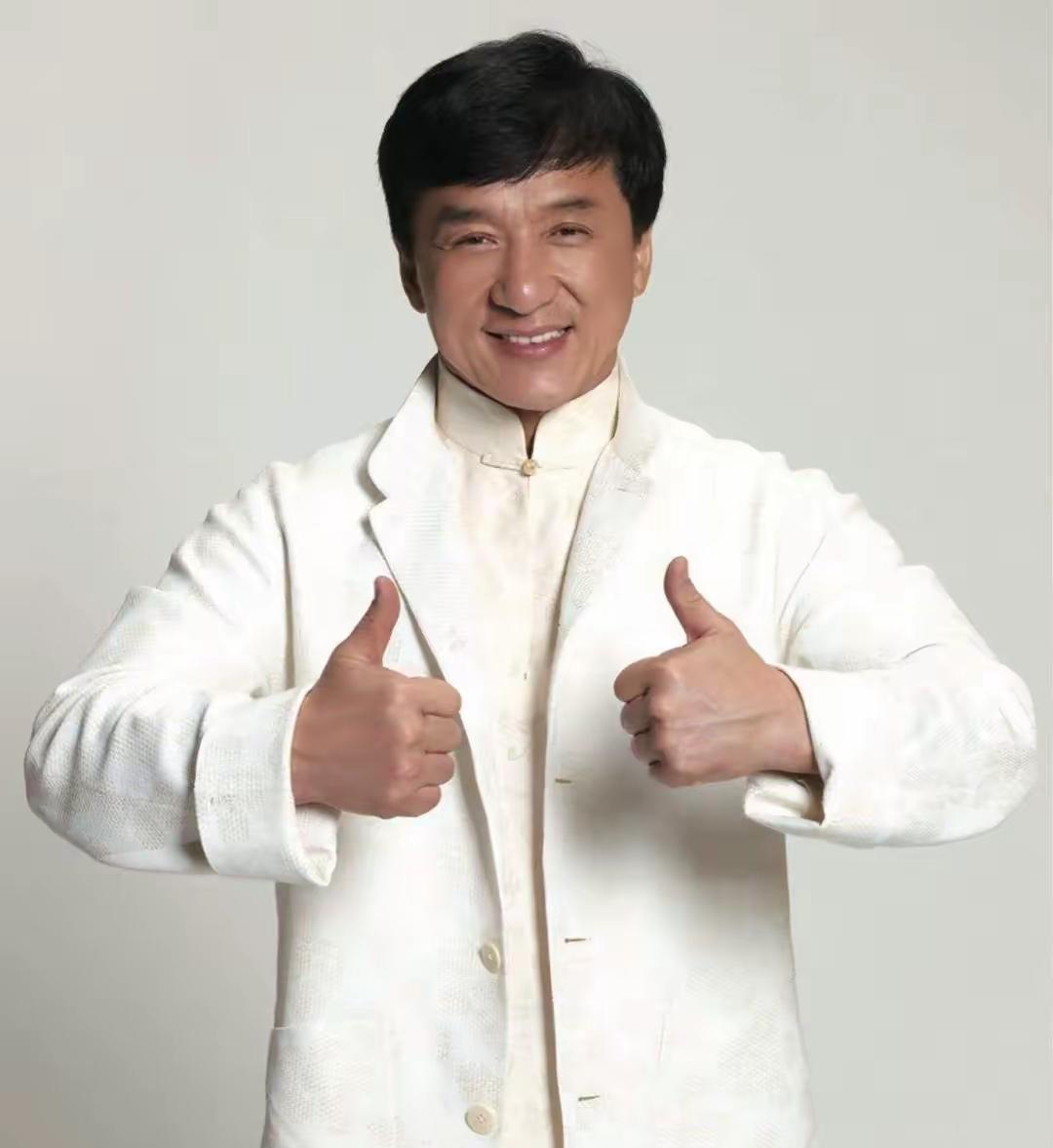 拍《功夫瑜伽》，成龙前往迪拜取景，迪拜王子立刻将车库的70辆豪车借给他拍戏，但拍
