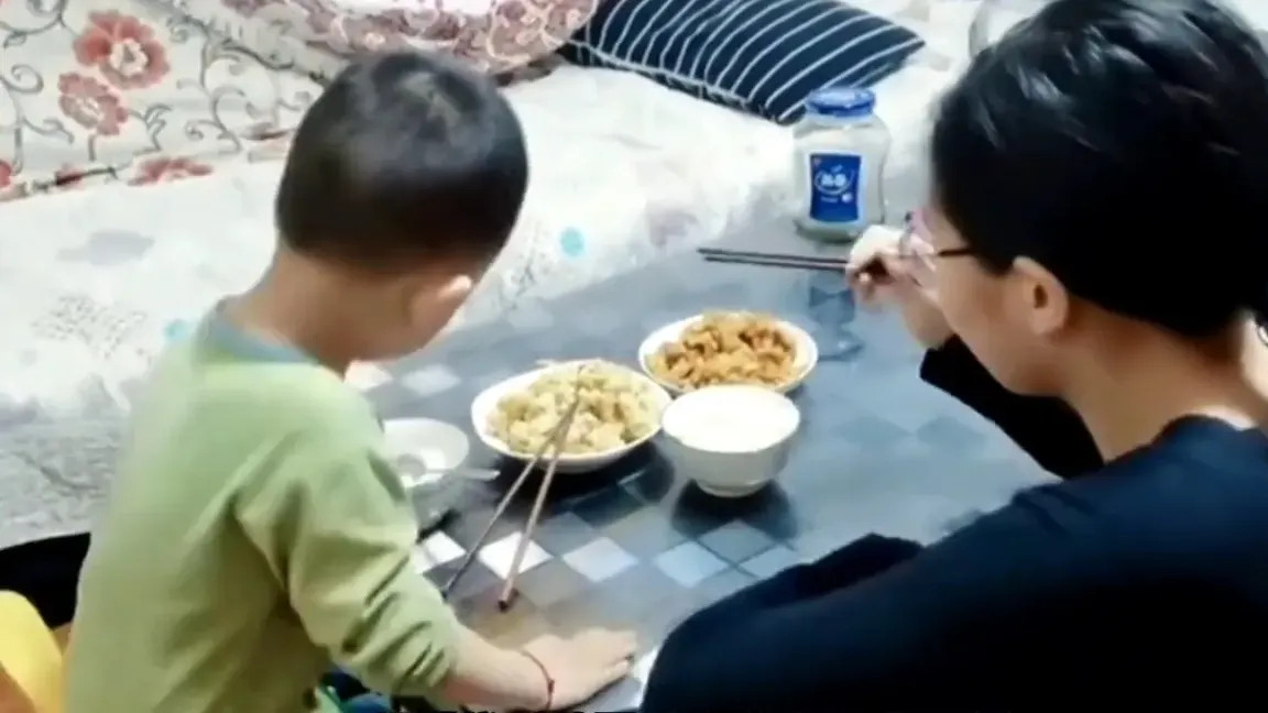 45岁的二胎妈妈融入不了家长群到底是怎么回事呢我觉得有几点原因