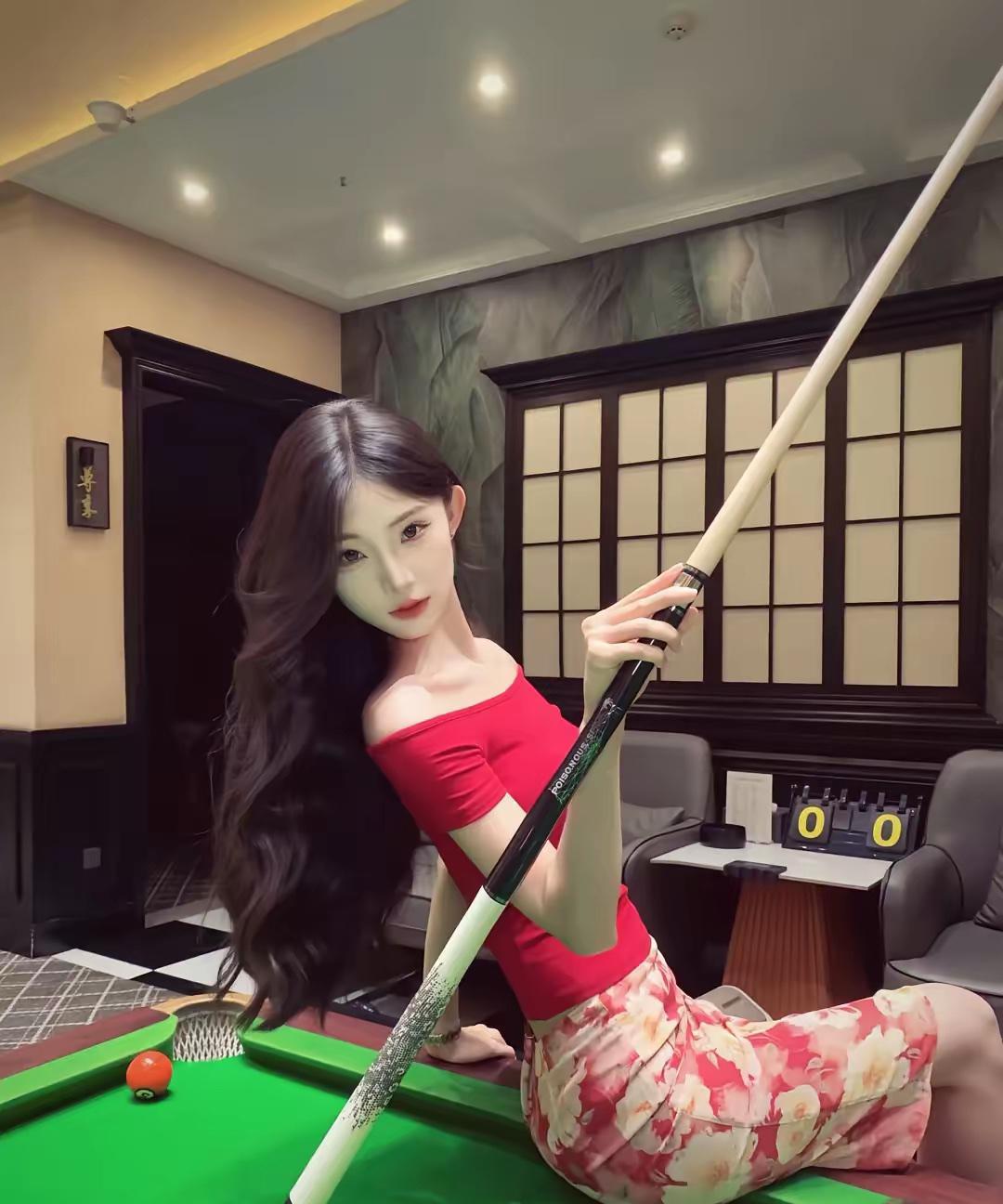 优雅打台球，红裙与球杆的完美搭配