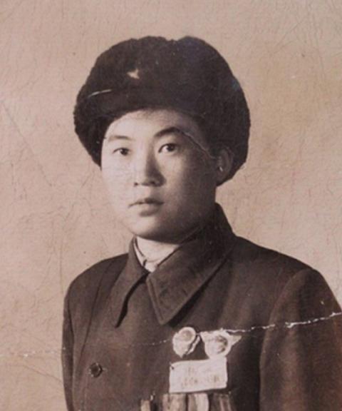 1950年，战斗英雄受伤血流不止，医生正要帮他脱裤治疗，不料，他脱口而出：“让女