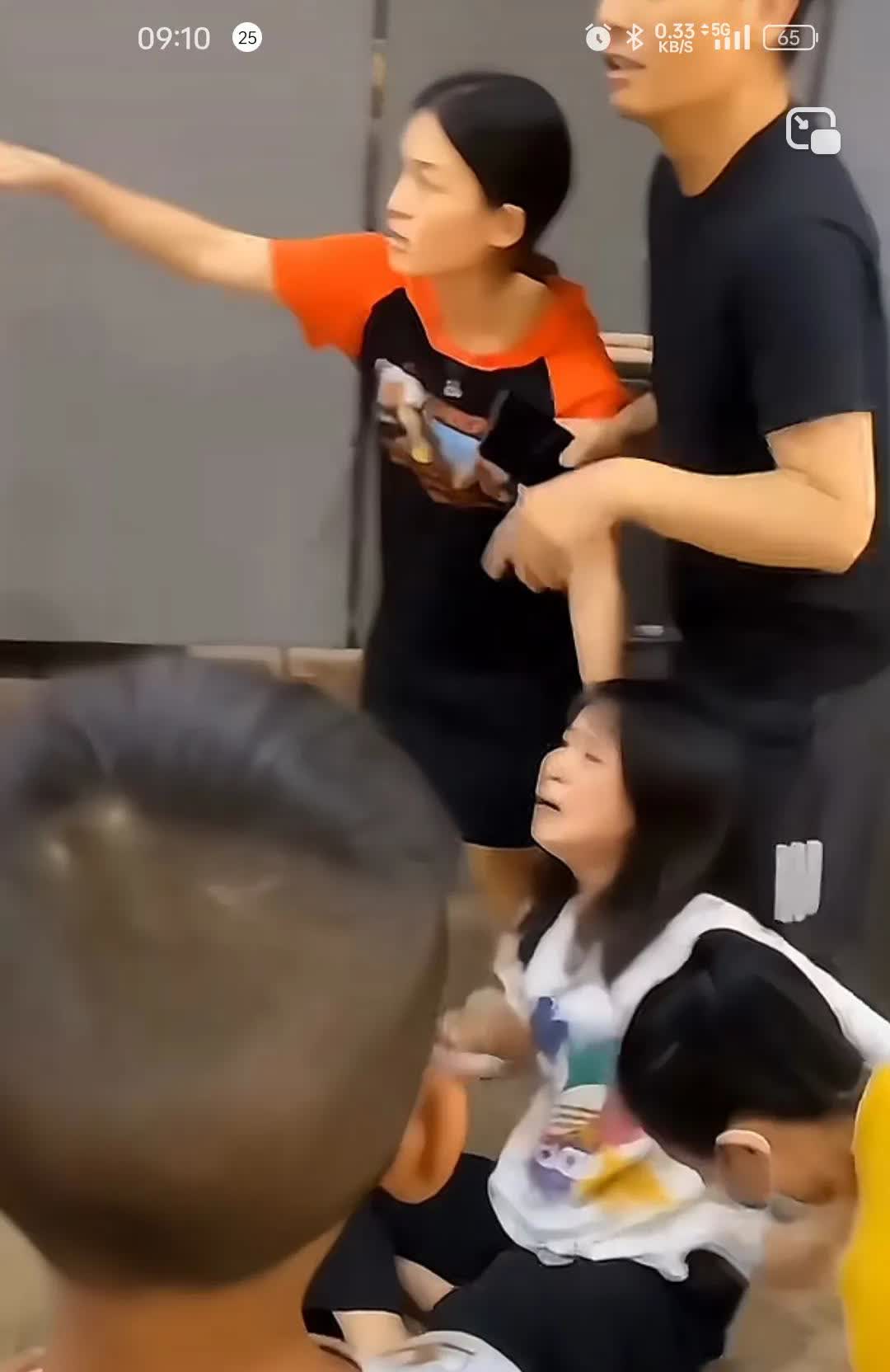 女子逛商场突然发现孩子不在身旁，没找到就哭的站不起来了。
后来在好心人和工作人