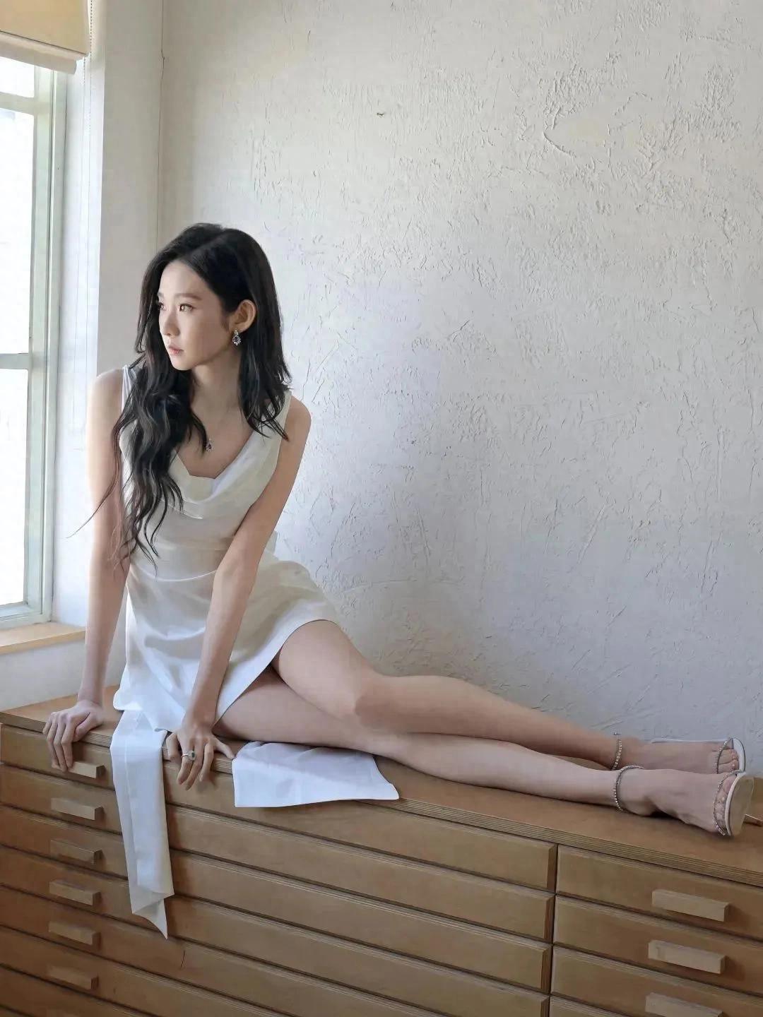 张艺凡绝美照，一双美腿好养眼，身材比例太好了
