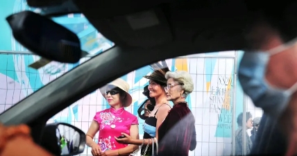 “上海阿婆在家照镜子被转走近400万”

这是一则令人震惊的新闻，也是一面折射出