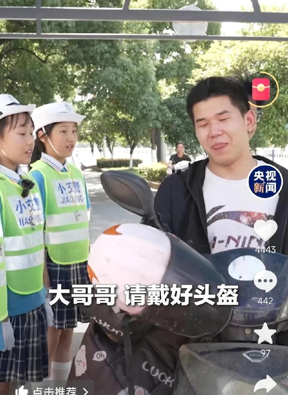 这是哪个奇才想出来的办法，建议全国推广！
江西瑞昌，交警邀请小学生来当交通志愿者