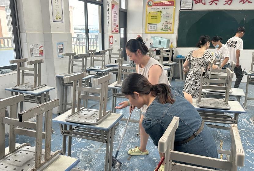 开学了，学校让家长打扫卫生，引发热议和不满。
80后上学打扫卫生，80后的孩子上