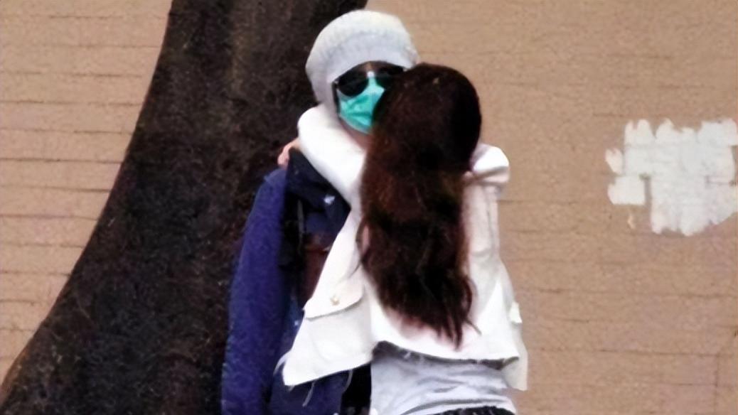 周末娱乐圈三个瓜！男团舞台脱裤子，知名导演口碑崩塌，女星被做局整容失败