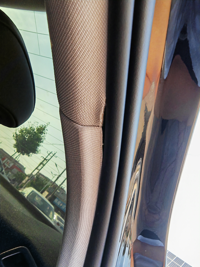 左后门边开缝隙
半年多了，那天偶尔发现、也不知道开了多长时间了、怎么按也弄不进去