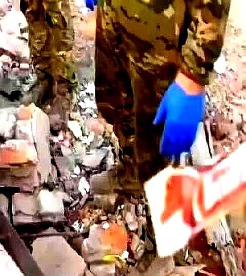 俄军突击队员在攻占一处乌军阵地后，在战壕里捡到了一些乌克兰版士力架，结果打开发现