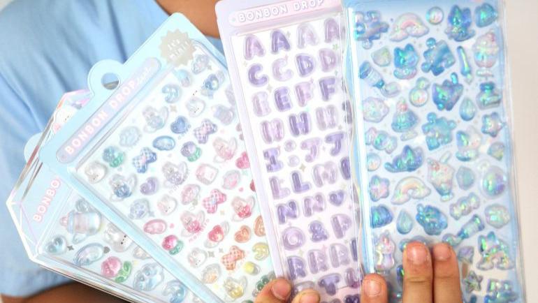 义乌贴纸引日本疯抢！围堵货车、电话轰炸，店员哭诉盼热潮终结