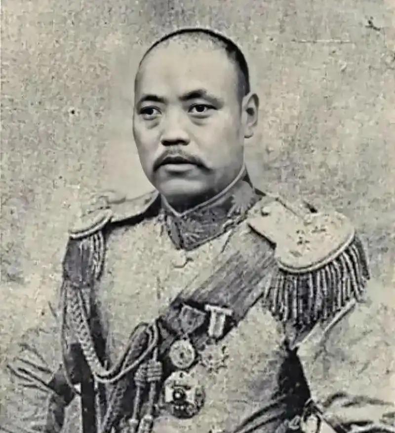 1892年的一天，山东有名的大户潘守廉走过济州的一条小巷时，看见路边有一个卖煎饼