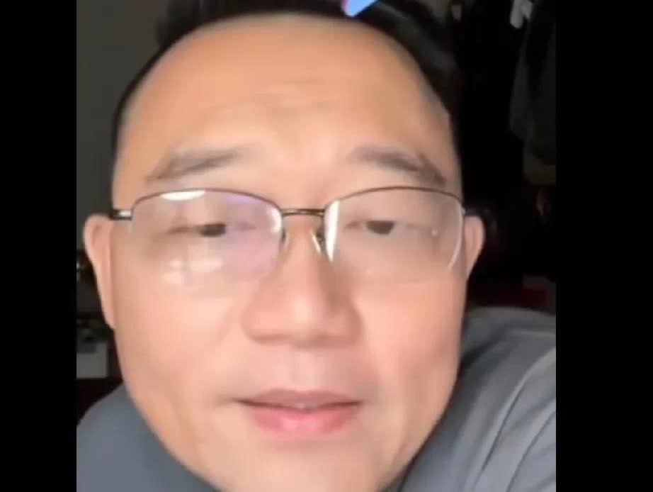 徒弟魏奉强说郑好私底下管郭德纲叫生铁。郑好正面回应，确实叫了。可以买本江湖从谈，
