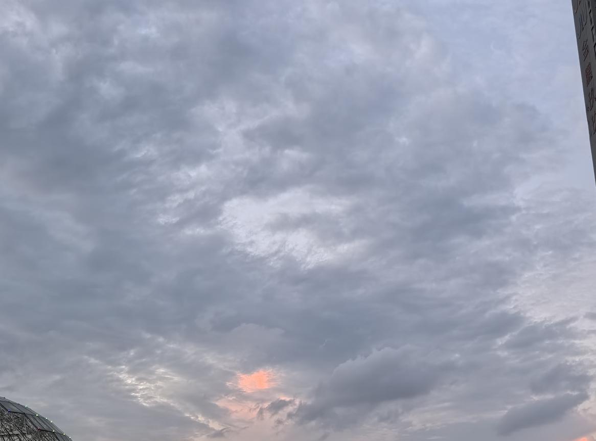 阅兵中间没有哽咽，但是看到飞行员王伟的遗孀时，真的哽咽了，当年那次撞机事件还在读