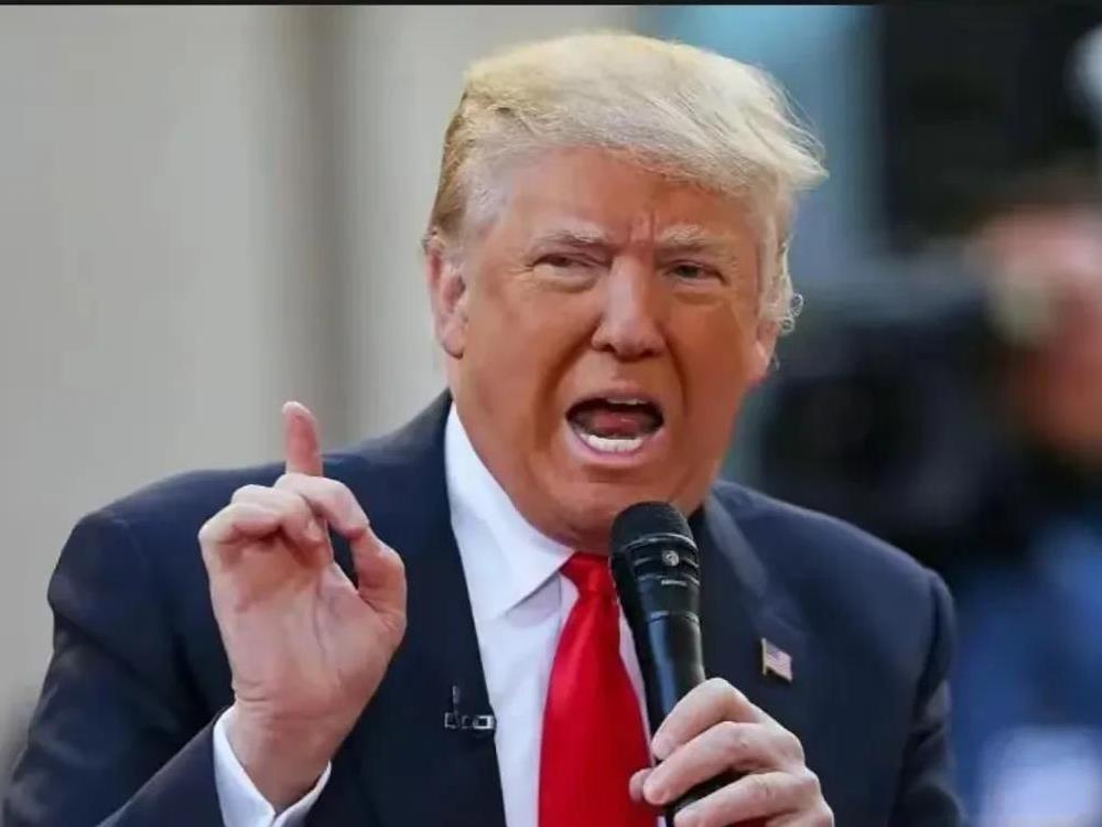 特朗普做梦也不会想到！
泽连斯基把他“耍”了！
乌克兰总统泽连斯基采取两招，实实