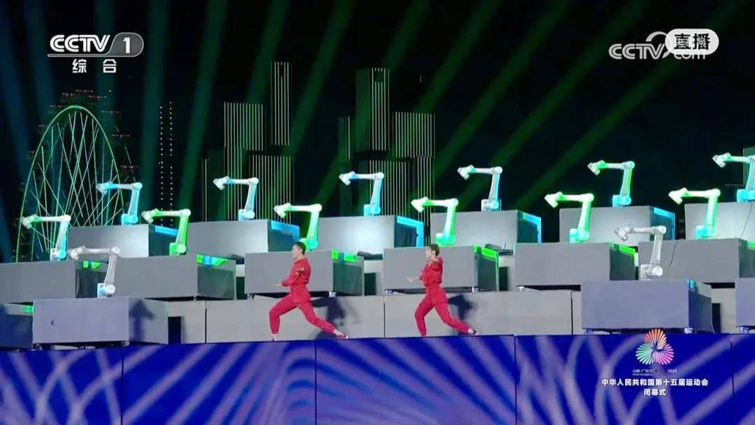 全球首次！全运会闭幕式上，越疆机器人海上同步、高空灵动，验证中国高端制造硬实力!