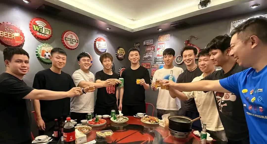 林高远一个人回广州了。
乒超第二阶段的比赛结束了，刚刚看到李艺杰更新了动态，昨