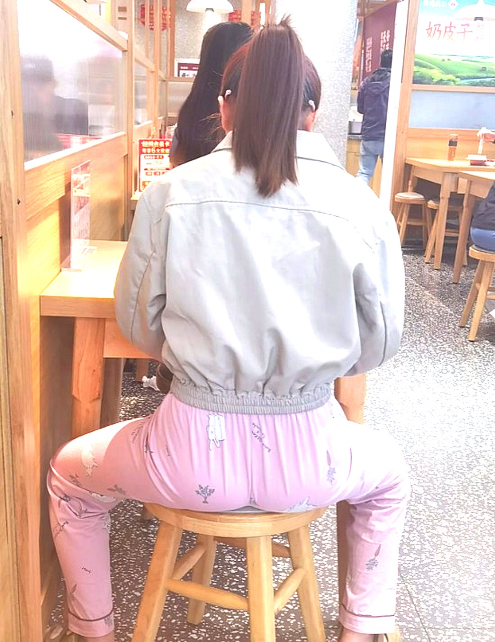 这是出来吃饭忘记换裤子了？