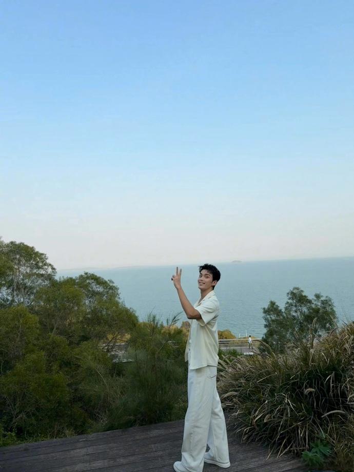 吴磊把养生玩明白了！自制果蔬汁、坚持晨跑，这状态说他每天熬夜我都不信，内娱养生天