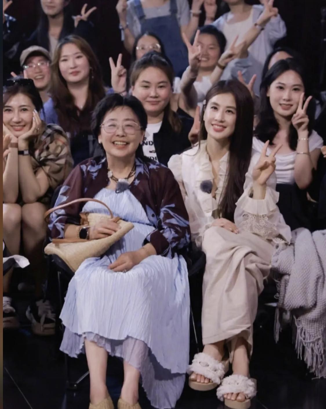 邓传理老师对黄圣依的托举真是拿得出手。
黄圣依刚刚和扬子录制了#再见爱人4# ，
