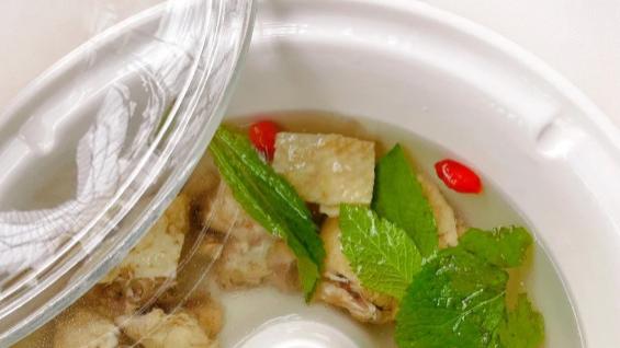 薄荷鸡汤：一口清鲜，夏日里的温柔凉风