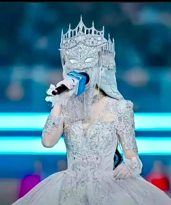 这就是那个旺仔小乔吗？
线上线下都蒙着个脸，
她的脸有这么见不得人吗？
不知道图