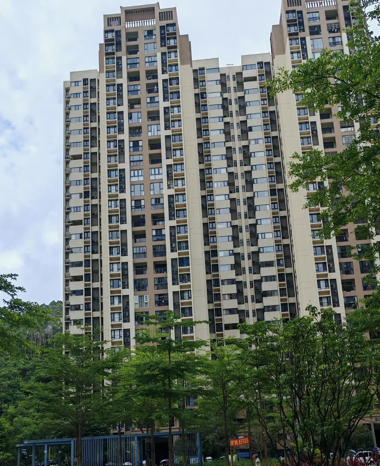 高空抛物
    前几天，小区发生了一起高空抛物事件，不知谁家扔了一个手机下来