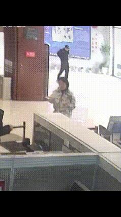 泪崩了！“父亲去世30多年了，我想在看看他的样子！”浙江嘉兴，一女子来到办事大厅