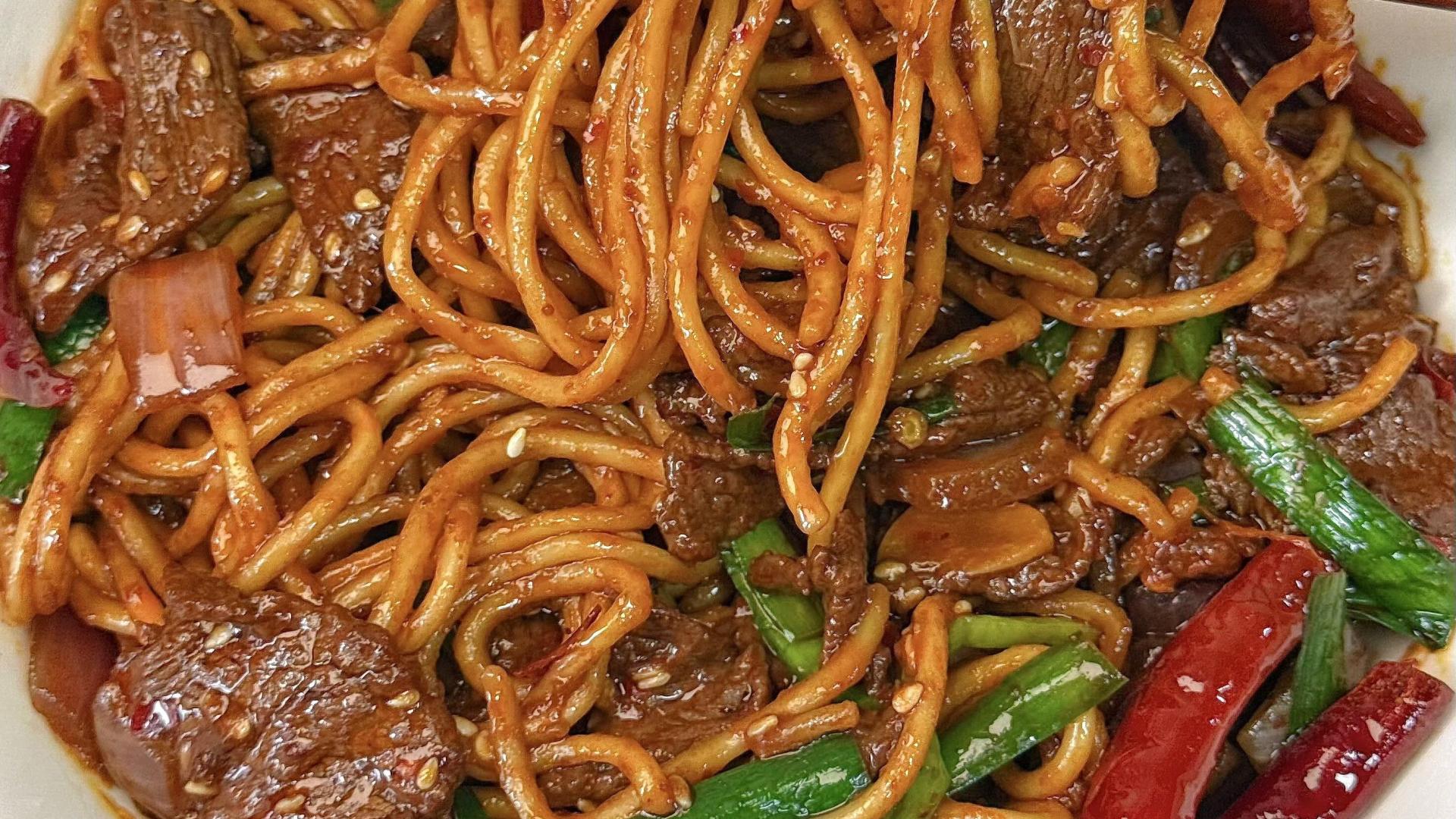 干煸炒面：锅气里的烟火哲学，一筷子夹起童年江湖