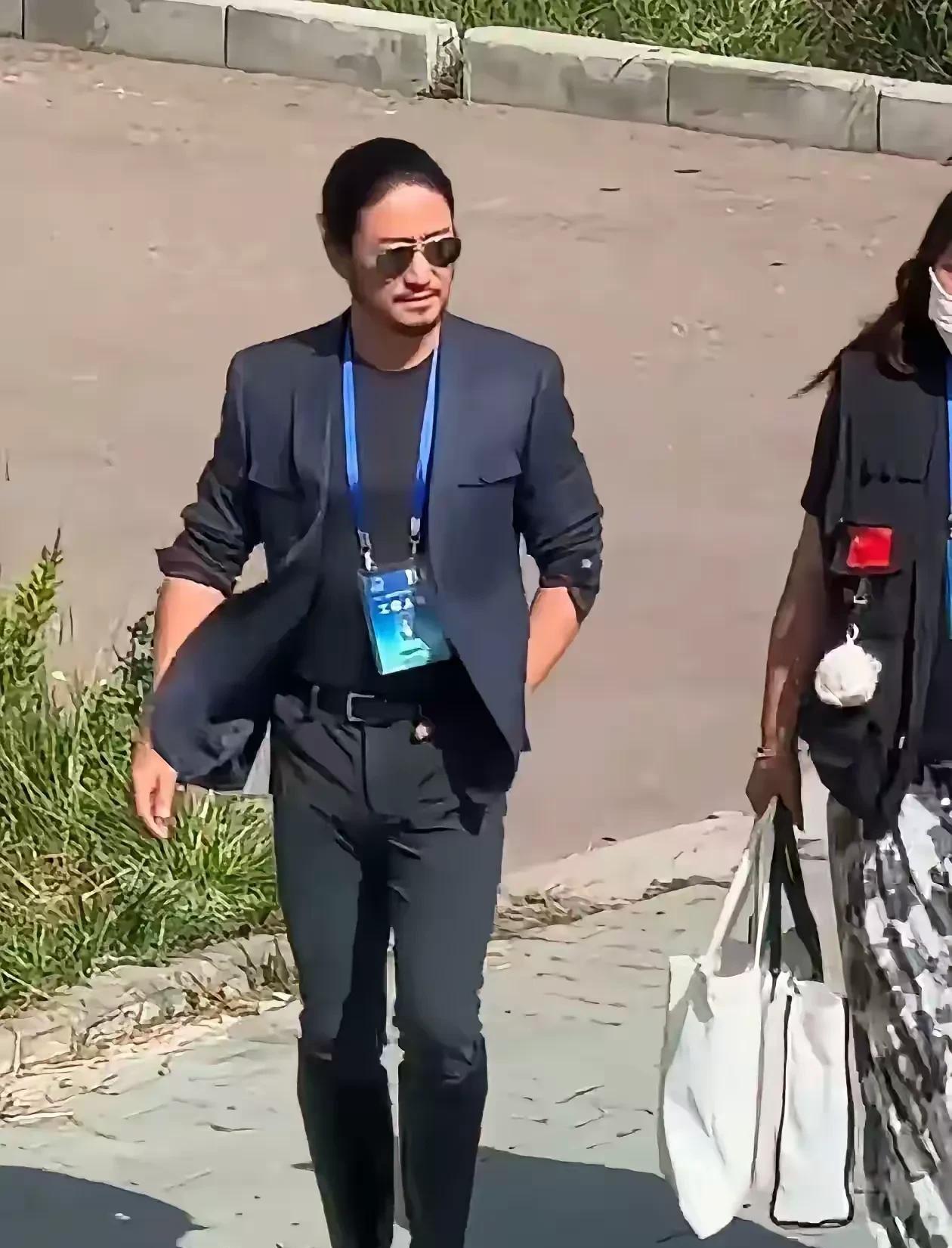吴京啊，吴京，这靴子是非穿不可吗？
这身装扮说真的，一点也不好看，越看越抽象， 