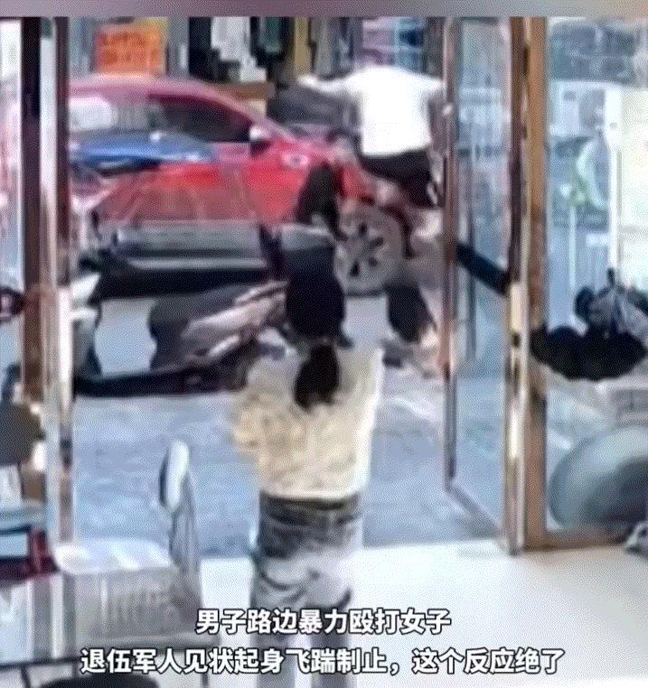 福建，一男子不知何故在路边暴力殴打一名女子，而柔软的女子被打倒在地后孤立无援的哭