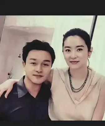 美从骨子里透出自信，年轻时那份随性到中年的潇洒，果然时光最偏爱心态敞亮的人！